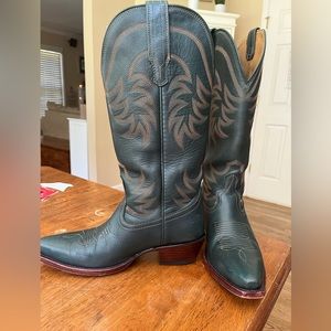 Tecovas Teal Annies 7.5B. Fits like 8B. Only a couple imperfections.